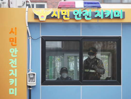 미성년자 성폭행범 조두순 출소를 하루 앞둔 11일 오전 경기도 안산시의 한 주택가 방범초소에서 경찰이 근무하고 있다. [연합뉴스]